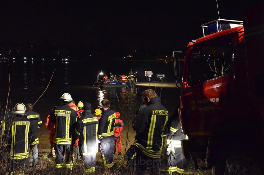 Einsatz BF Koeln PKW im Rhein Mondorf Hersel P129.JPG